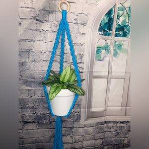 Macrame plant hanger